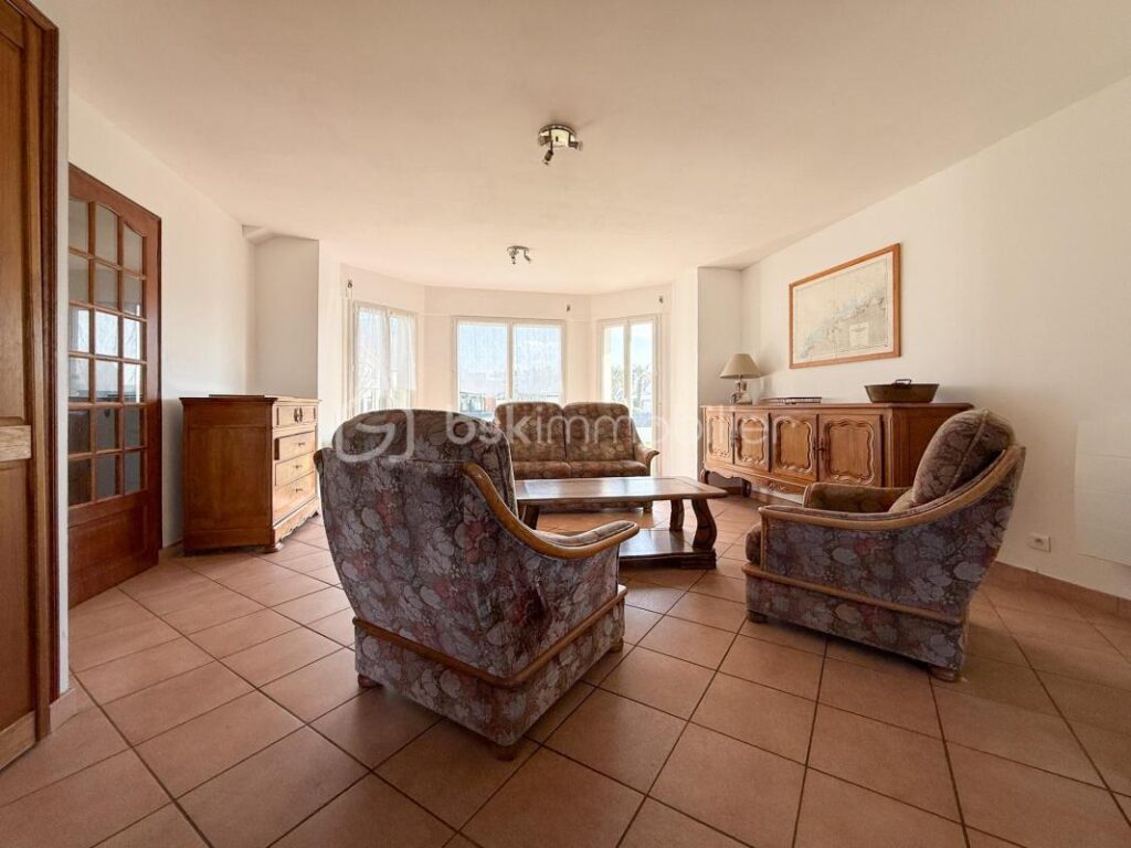 Portsall : vie de plain-pied à 150 mètres des plages – 7 pièces – 5 chambres – 141 m²