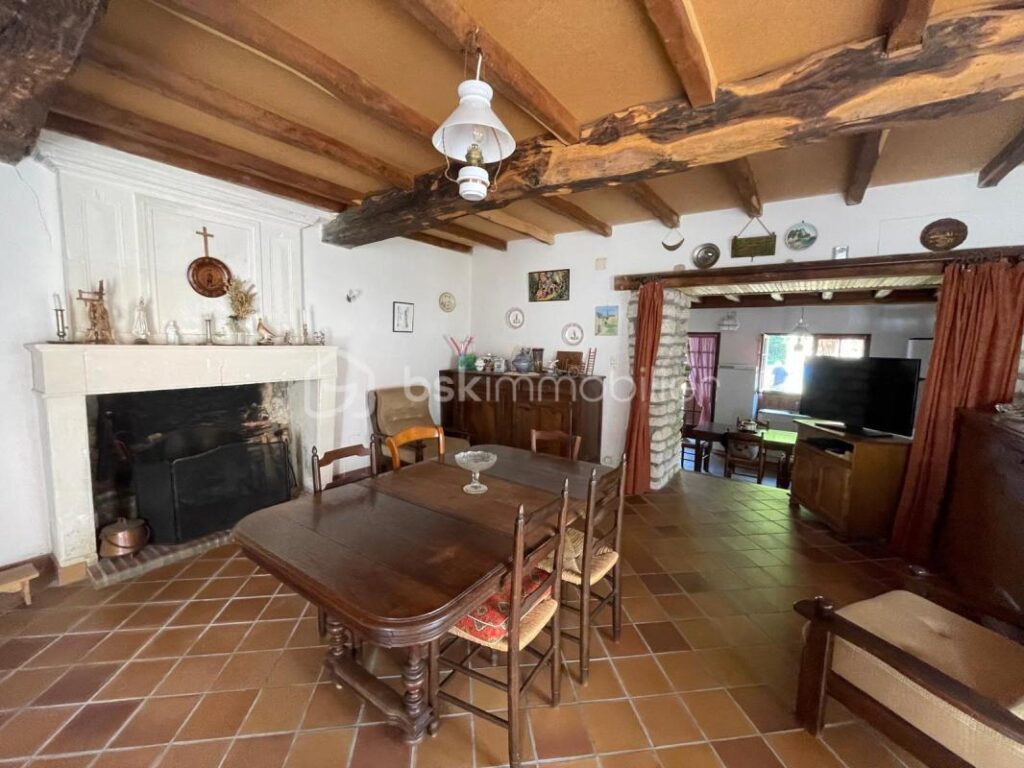 Maison en pierre de charme – 2 ch – Dépendances – 7 000 m² – 3 min de Cozes – 4 pièces – 2 chambres – 106 m²