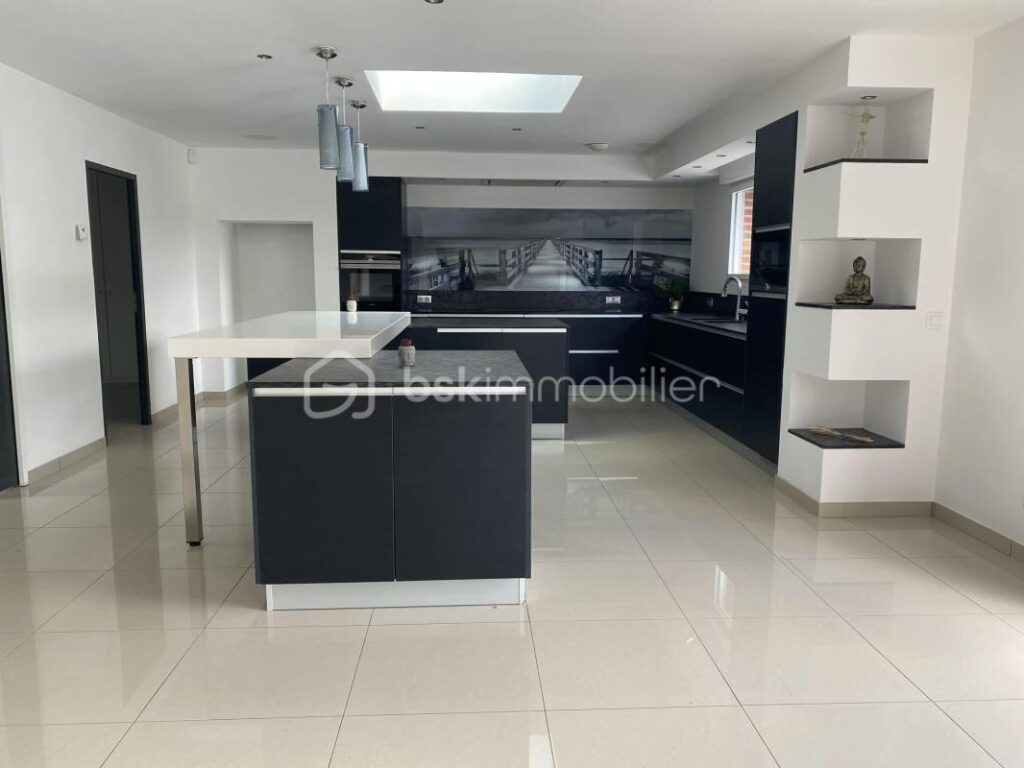 🤫 Le secret le mieux gardé de Lestrem (et sa surprise à découvrir…) – 7 pièces – 4 chambres – 280 m²