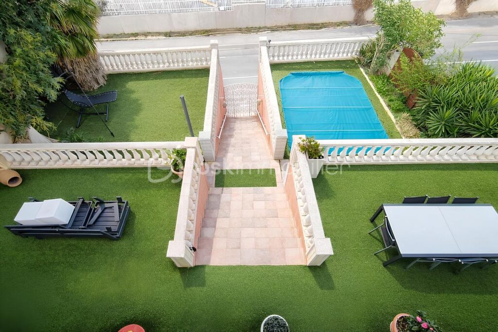 VILLA DE PLAIN-PIED VUE MER – 167 m² – TERRASSES – PISCINE – ROOF-TOP – À 50 MÈTRES DE LA MER – PROCHE PLAGES DES SABLETTES – 3 CHAMBRES + DÉPENDANCE – 599 000 € – 6 pièces – 4 chambres – 167 m²