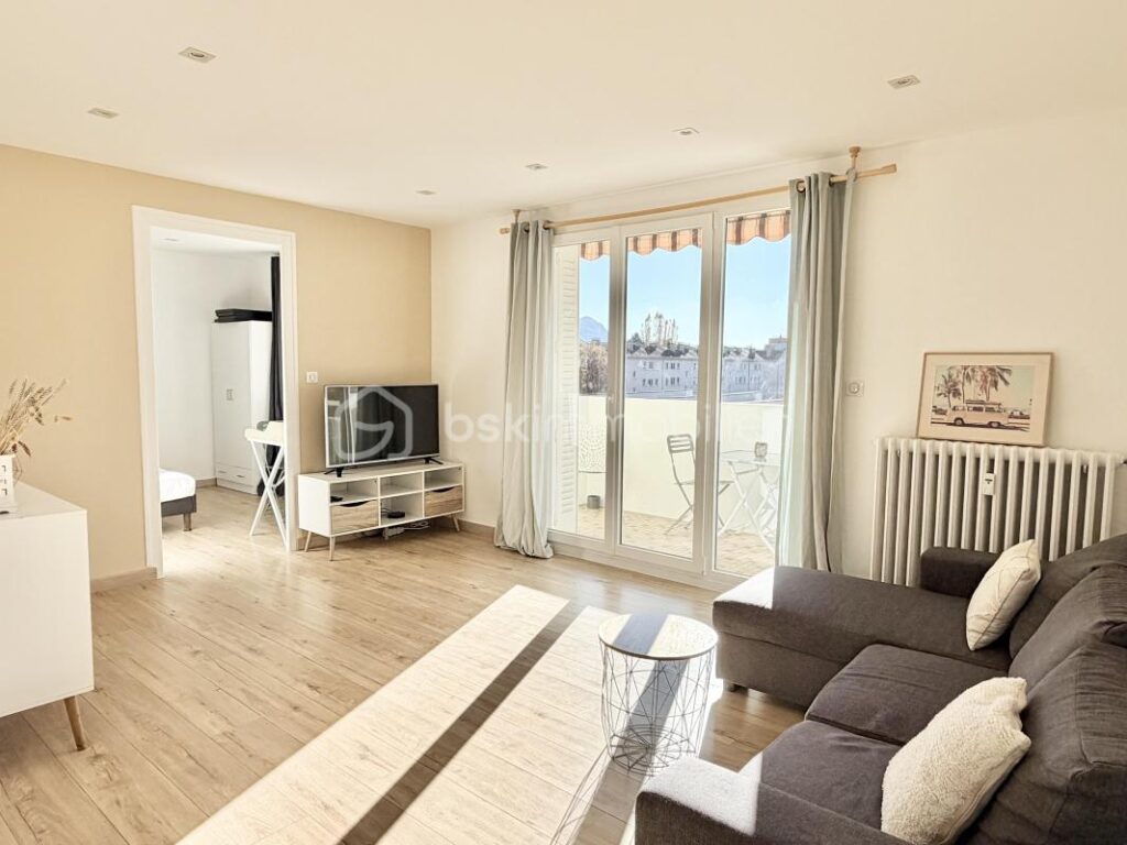 T3 traversant Annecy avec vue sur le Veyrier et le Semnoz – 3 pièces – 2 chambres – 61 m²