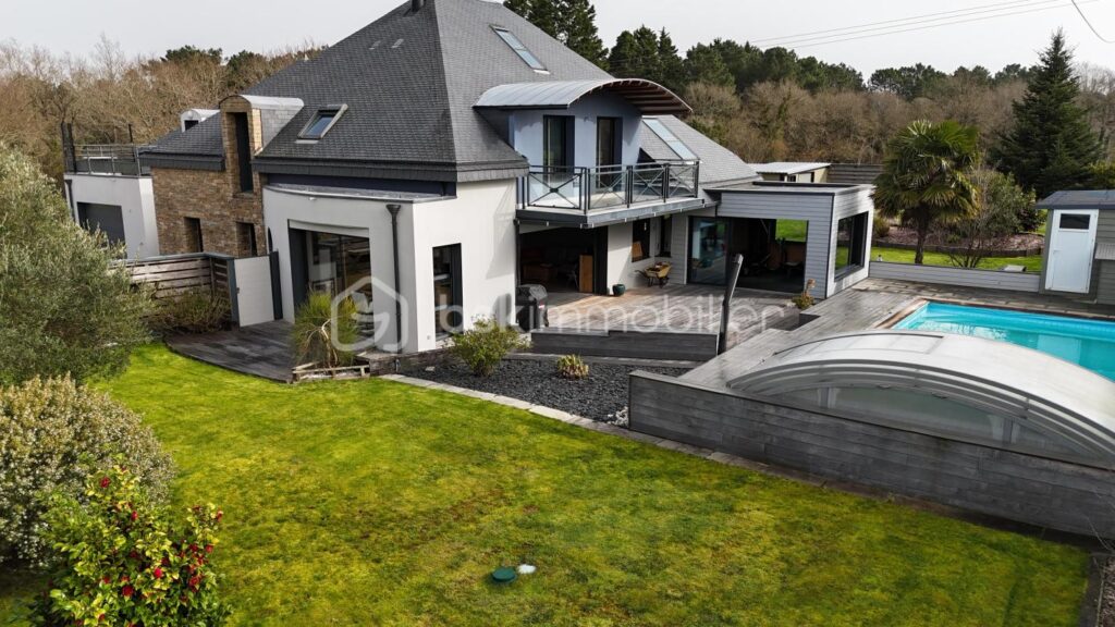 Maison contemporaine de 200 m² avec piscine et appartement indépendant – 10 pièces – 6 chambres – 270 m²