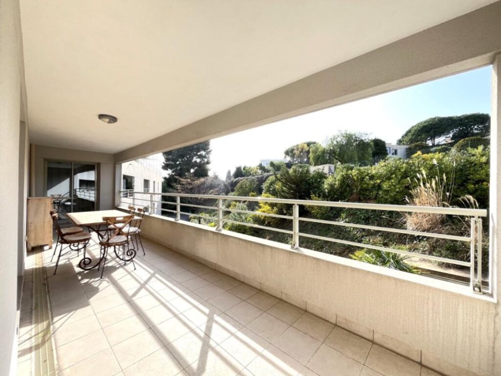 NICE OUEST – AV. DE LA LANTERNE / FABRON 4P – 120 m² – Terrasses 48 m² – Vue mer – Clim – Piscine – Garages – 4 pièces – 3 chambres – 120 m²
