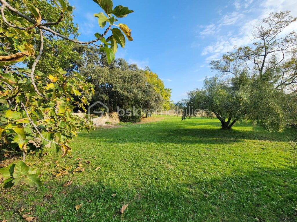 Bâtisse en pierres du 16ème siècle avec vue imprenable sur la Sainte-Victoire, proche de Lourmarin – 13 pièces – 6 chambres – 400 m²