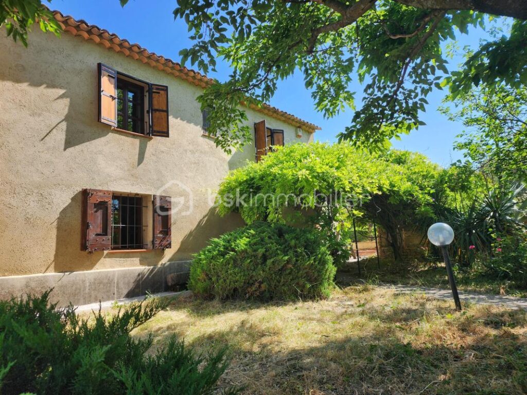 Mas Authentique au Cœur du Luberon sur plus de 2,7 hectares – 5 pièces – 3 chambres – 180 m²