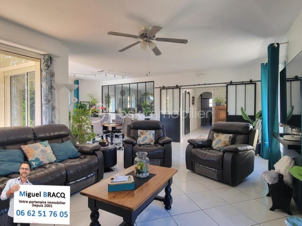 Exclusivité – Dans le village prisé de Poilhes, belle Languedocienne de plain pied sur 1000 m² de terrain avec piscine – 4 pièces – 3 chambres – 135 m²