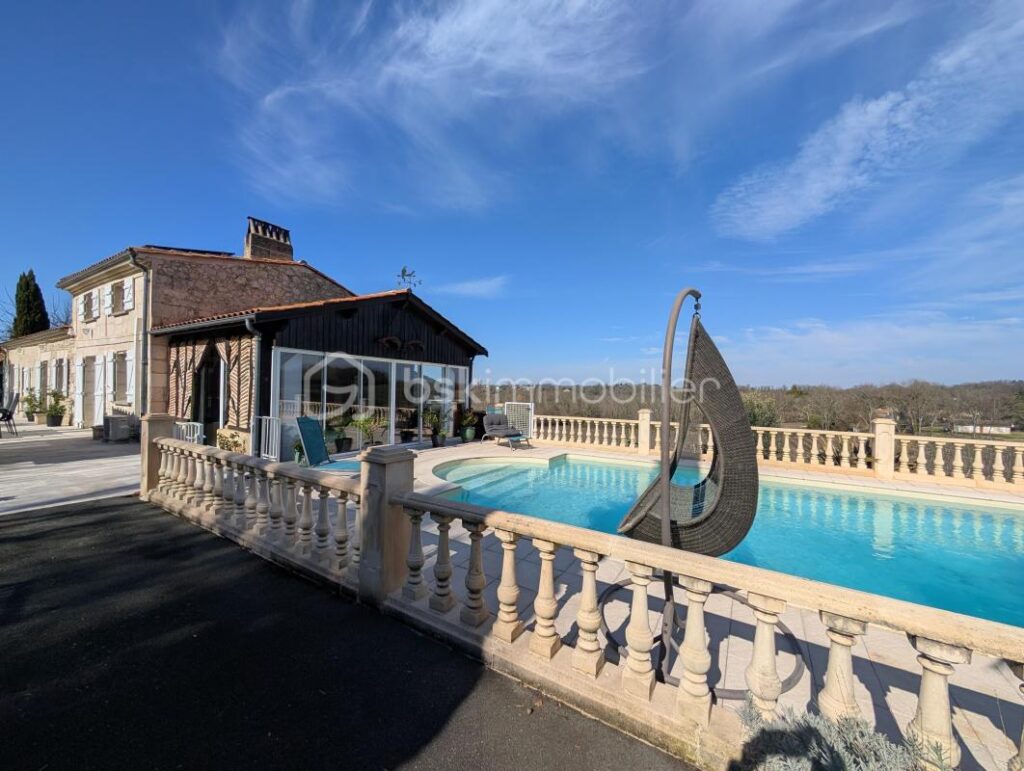 Propriété en pierre 7 pièces de 215m2 avec vue sur les vignes à VILLEGOUGE – 7 pièces – 4 chambres – 215 m²