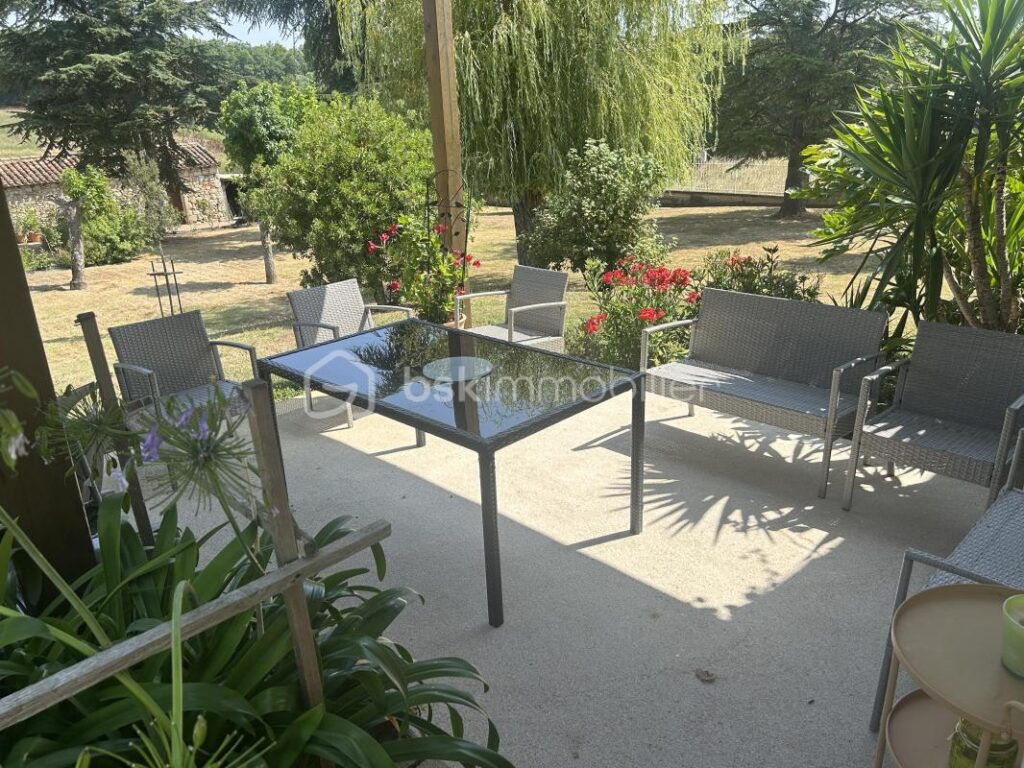 MAGNIFIQUE PROPRIÉTÉ EN PIERRES – DEPENDANCE- PISCINE – GARAGE – 8 pièces – 6 chambres – 297 m²