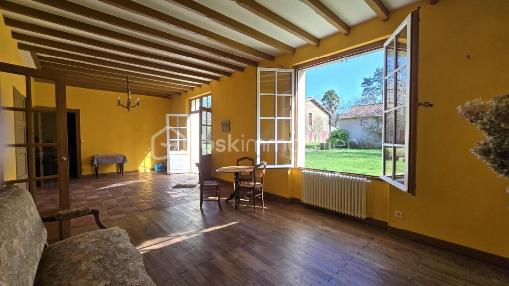 Ensemble immobilier, maison de 178 m², maisonnette, granges, petits toits, terres et étang – 5 pièces – 4 chambres – 178 m²