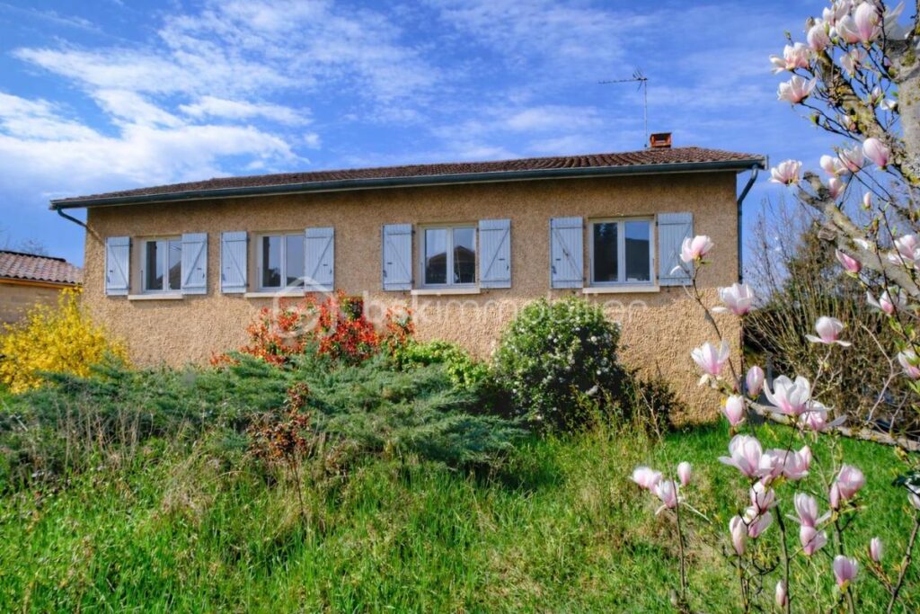 Maison avec piscine sur 2000 m² de terrain – Quincieux – 8 pièces – 7 chambres – 193 m²