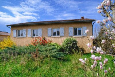 Maison avec piscine sur 2000 m² de terrain – Quincieux – 8 pièces – 7 chambres – 193 m²