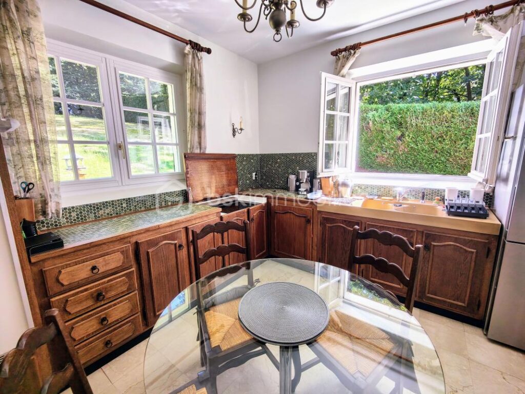 Maison d’exception dans un parc boisé privé avec tennis – 7 pièces – 4 chambres – 171 m²