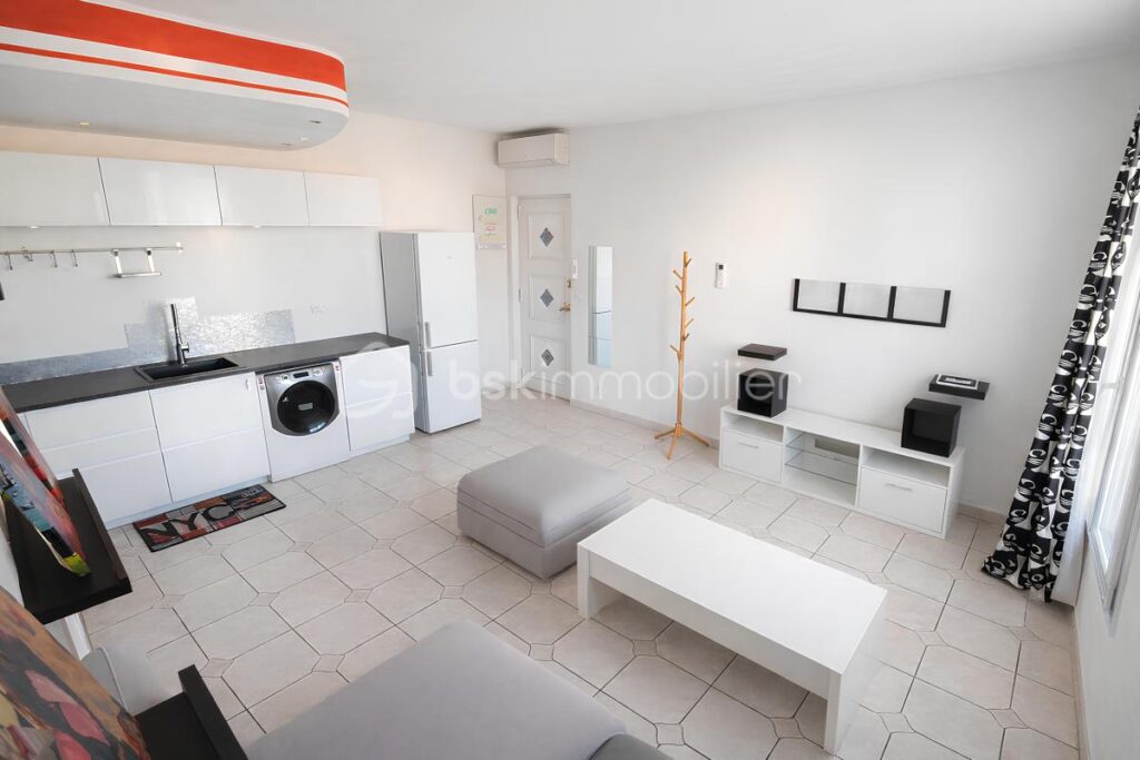 Vente T2 lumineux dernier étage – Vue Faron – Parking – Cave – Loggia – Toulon La Loubière – 165 900 € – 2 pièces – 1 chambre – 37 m²