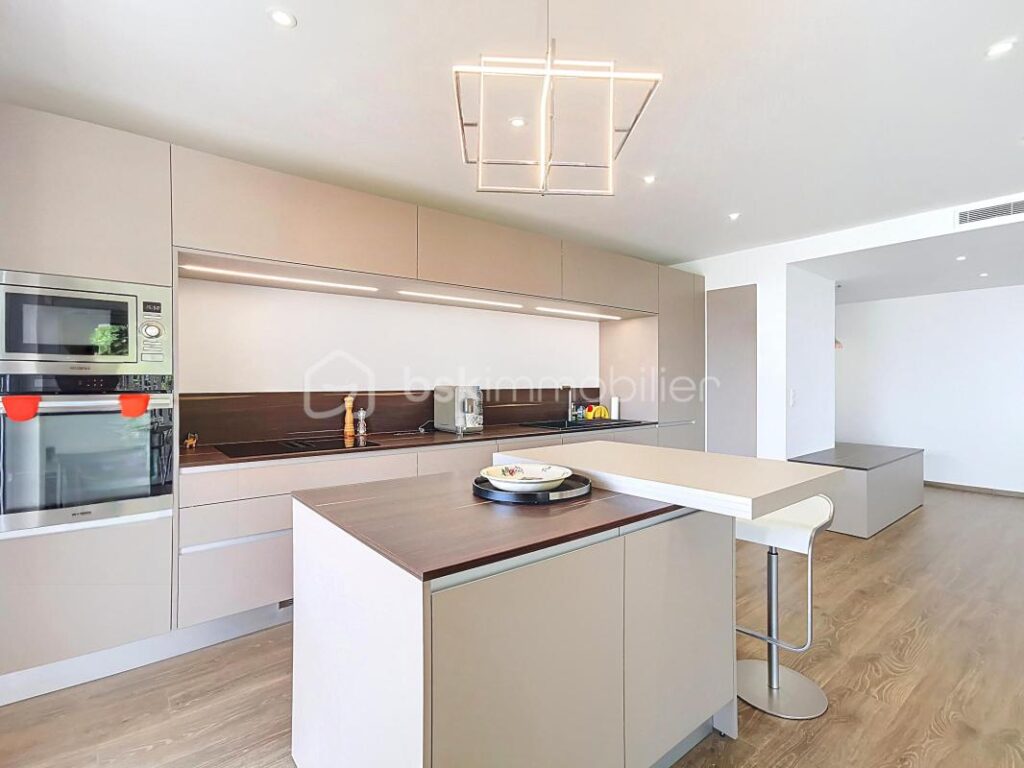 CANNES Stanislas – APPARTEMENT RÉNOVÉ 95M² AVEC VUE MER – DOUBLE GARAGE – 3 pièces – 2 chambres – 94 m²