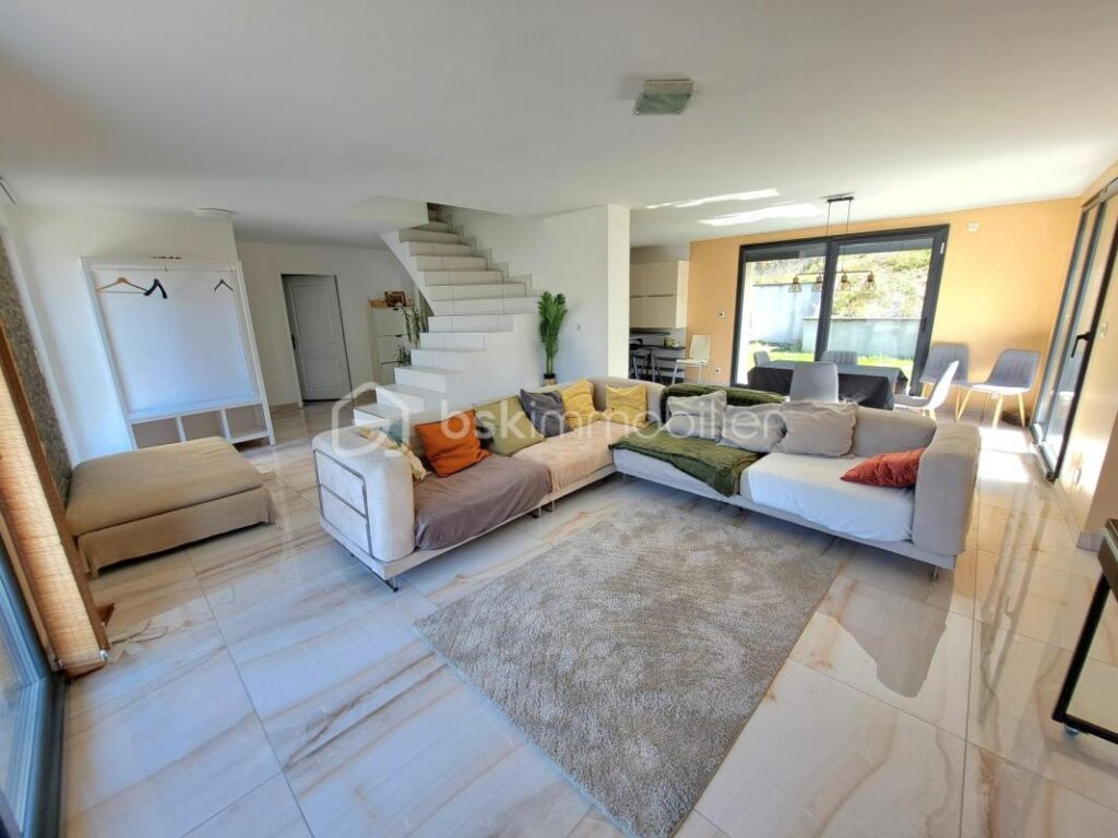 Maison récente de type 6 avec vue dégagée sur belle parcelle de 650 m² – Secteur de la Caronnée – 6 pièces – 4 chambres – 155 m²