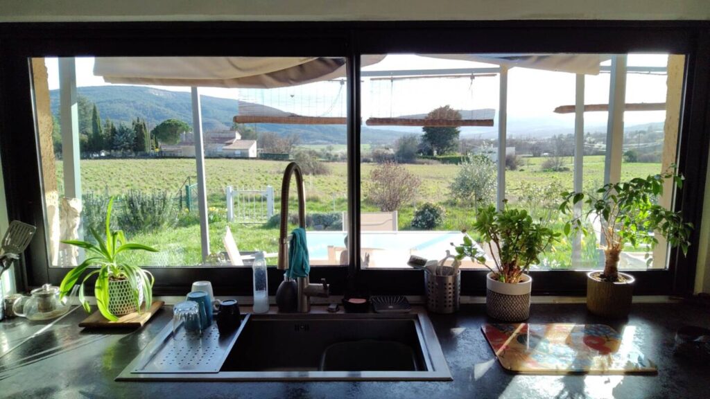 Très jolie maison mitoyenne, de plain pied, 2 chambres, de 100 m2 à 04230 St Etienne les Orgues – 4 pièces – 2 chambres – 100 m²