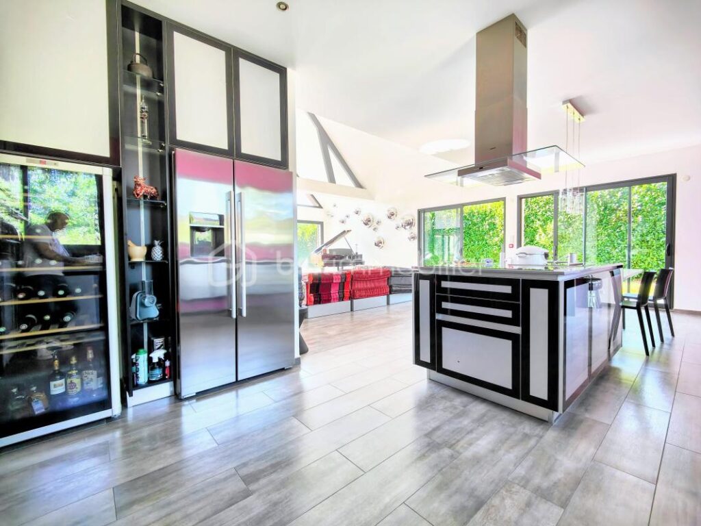 Maison av jardin arboré vue dégagée et sous-sol total ! – 10 pièces – 4 chambres – 239 m²