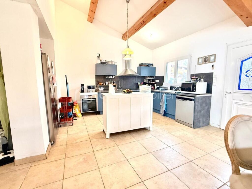À VENDRE – VILLA 106 M² AVEC GARAGE + 2 APPARTEMENTS – À MEZEL – PRIX 338 000 € – 3 pièces – 2 chambres – 106 m²