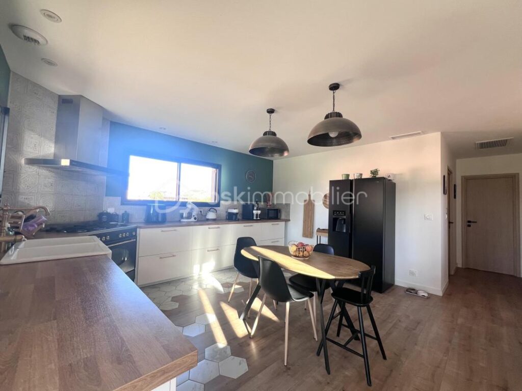 Contemporaine de 190m2 4 Chs Habitation et espace libéral attenant 470000€ St Seurin sur L’ Isle – 8 pièces – 4 chambres – 190 m²