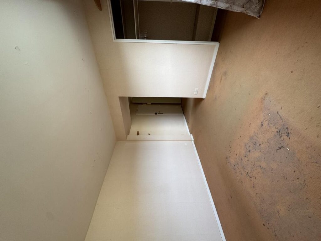 Studio 23,75m2 à rénover – immeuble face mer – en 1ère ligne – 1 pièce – NR chambres – 23 m²