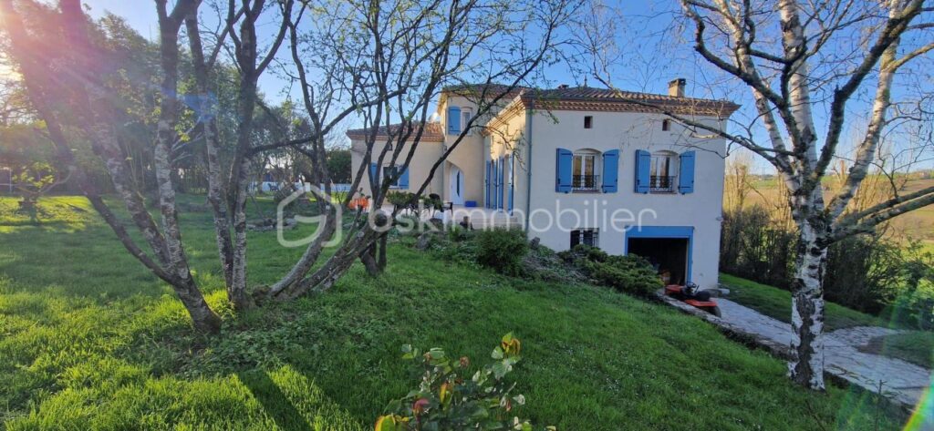 MAISON MONCAUT- 4 CHAMBRES-PISCINE- GARAGE – TERRAIN 3 HECTARES – 5 pièces – 4 chambres – 164 m²