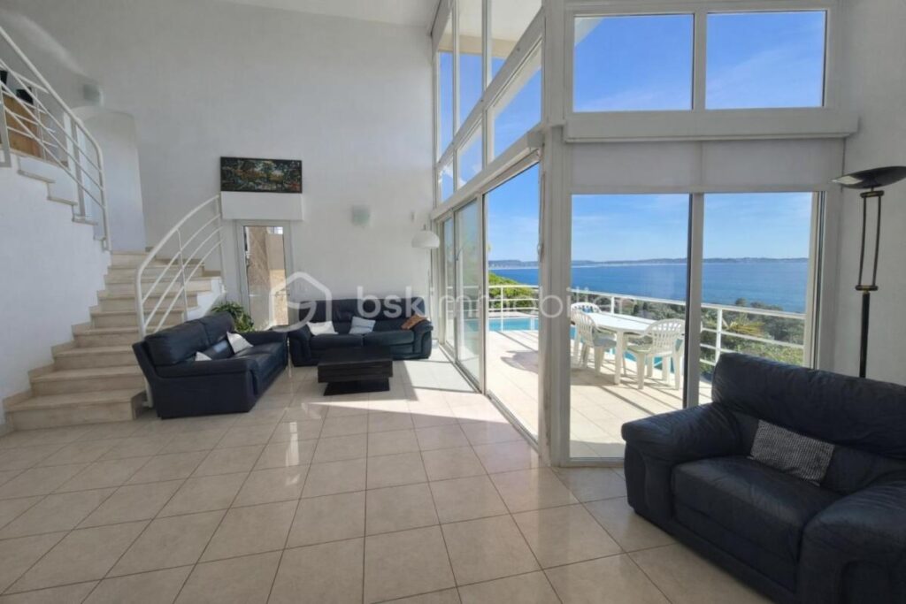 CARQUEIRANNE: VILLA D’ARCHITECTE DE 190 M2 AVEC VUE MER IMPRENABLE ET PISCINE A DEBORDEMENT – 8 pièces – 5 chambres – 189 m²