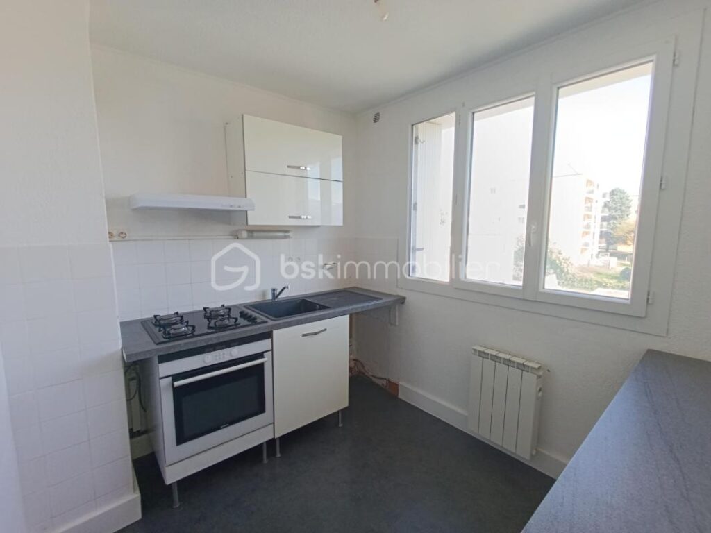 Appartement T4 rénové de 77 m² avec vue montagne – Rives (38140) – 4 pièces – 3 chambres – 77 m²