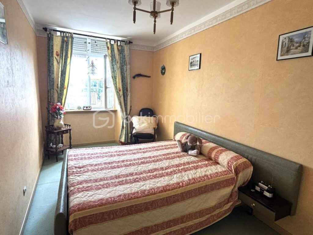 Maison de village avec garage et grenier aménageable – jardin non attenant – 4 pièces – 2 chambres – 75 m²