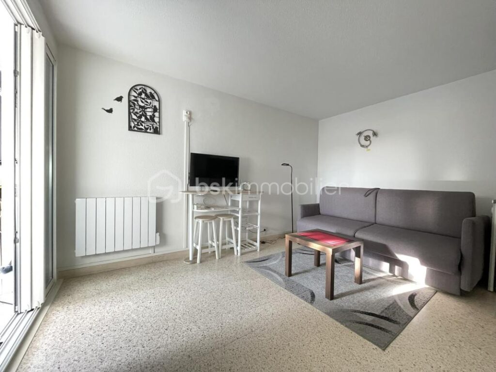 Studio meublé avec loggia fermée et parking – Rive Gauche – À 250 m de la plage – 1 pièce – NR chambres – 21 m²