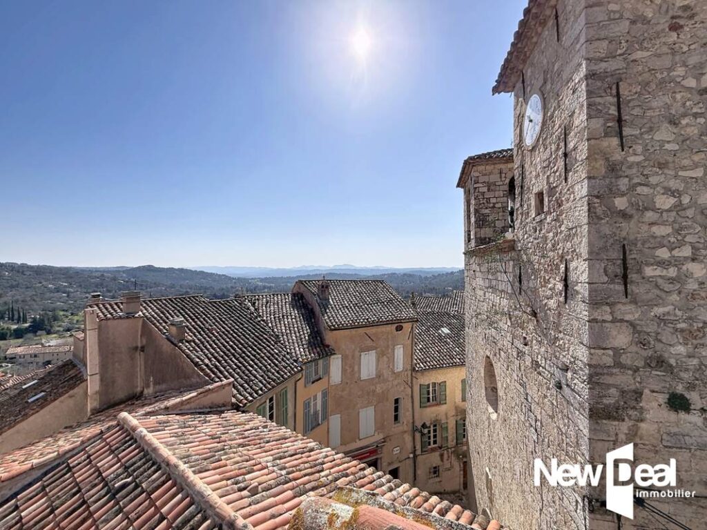 SEILLANS — Maison PLEIN COEUR village avec vue dominante – 2 pièces – 1 chambre – 36 m²