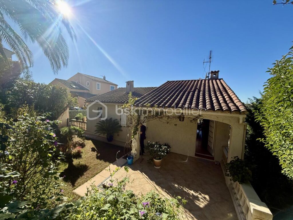 Maison avec vue sur le rocher de Roquebrune, quartier Valescure – 5 pièces – 3 chambres – 136 m²