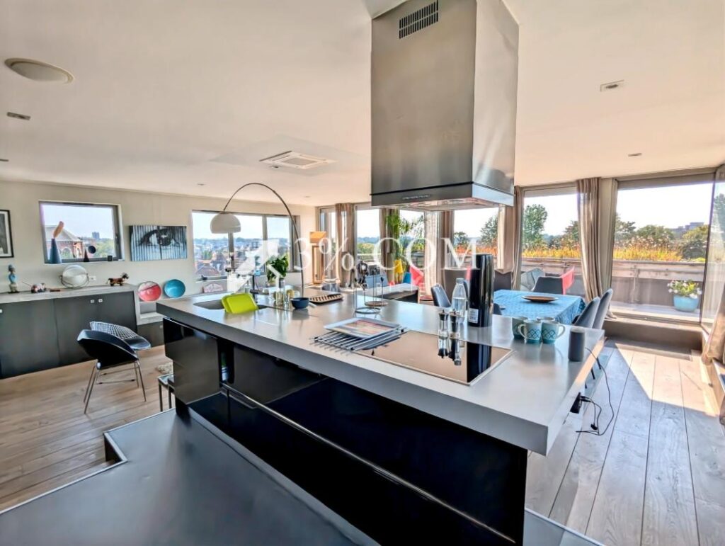 Appartement de 138 m2 – Dernier étage – Cuisine équipée – 3 – 4 pièces – 3 chambres – 138 m²