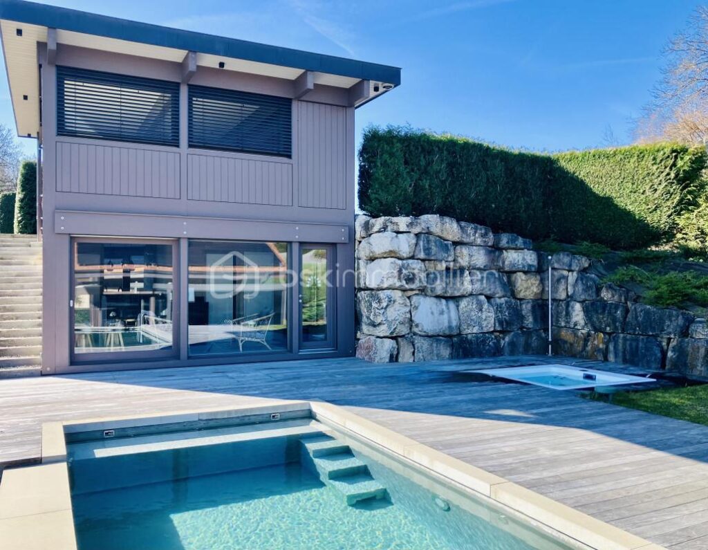 Propriété d’architecte Dunoyer – Panorama alpin exceptionnel, piscine & double habitation – Proche Annecy / Genève / Chamonix – 10 pièces – 5 chambres – 276 m²