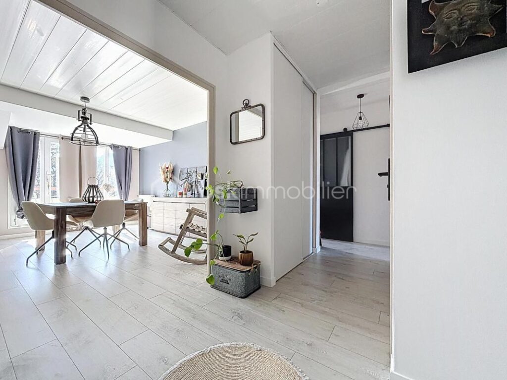 Appartement T3 de 75m2 environ avec terrasse – DERNIER ÉTAGE – 3 pièces – 2 chambres – 75 m²