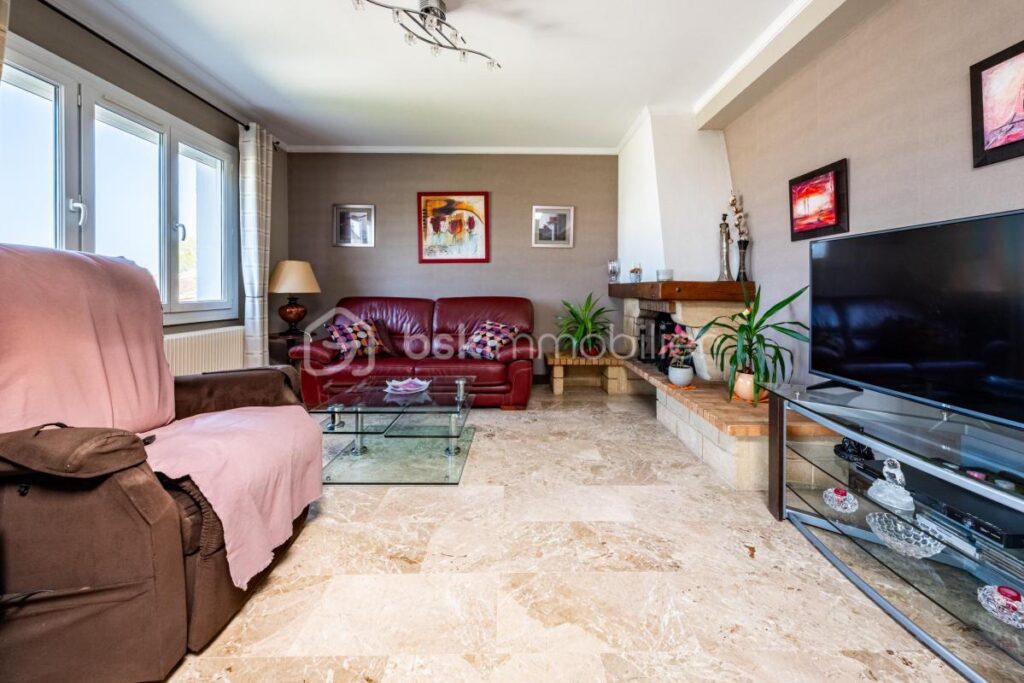 Charmante maison avec piscine à vendre – Idéalement située ! – 5 pièces – 4 chambres – 120 m²