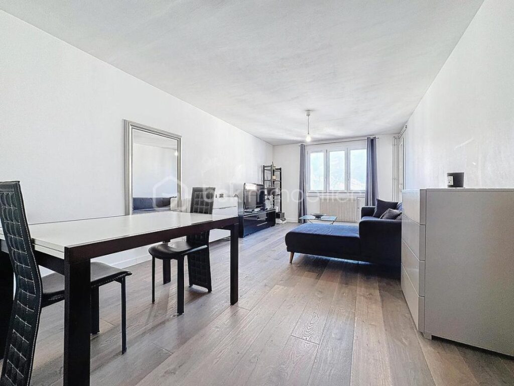 T4 de 83 m² avec balcon –12ème étage sur 14 étages – vue dégagée sans vis-à-vis – 4 pièces – 3 chambres – 83 m²