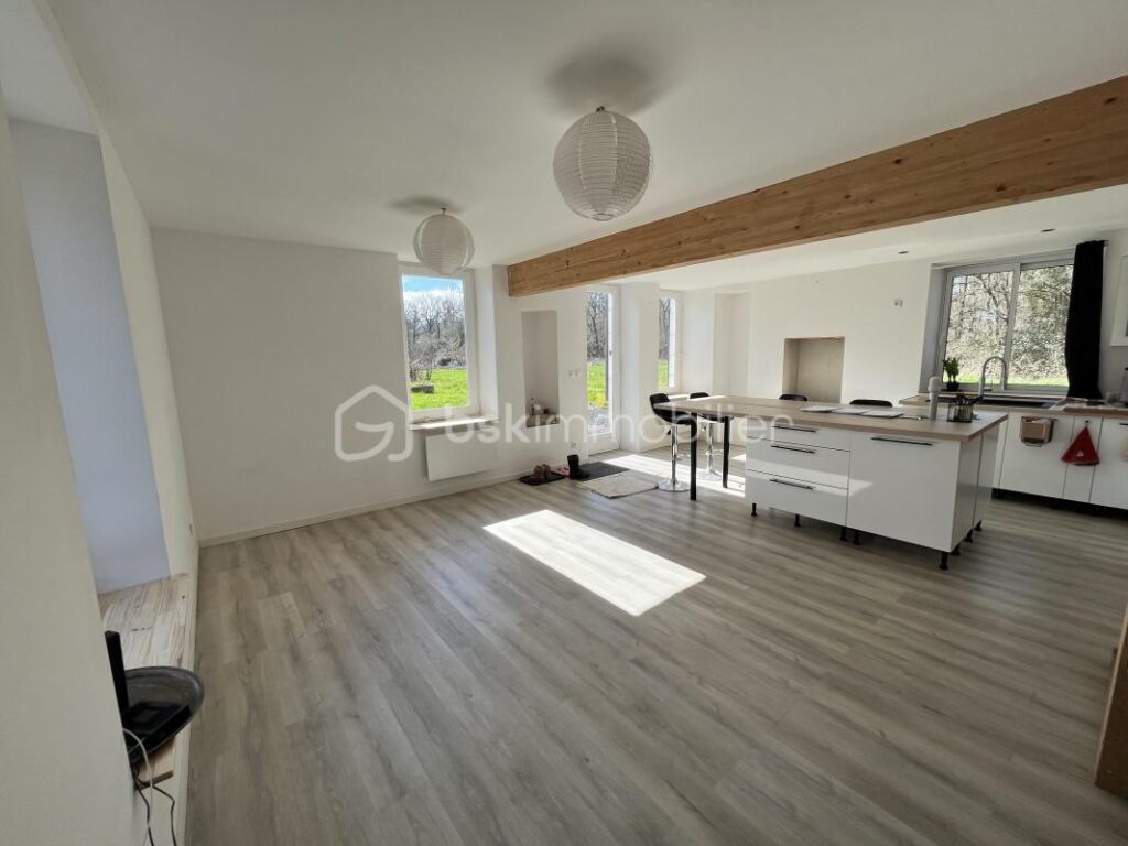 Superbe maison de campagne fraîchement rénovée sur son magnifique terrain au cœur de la forêt – 4 pièces – 2 chambres – 90 m²