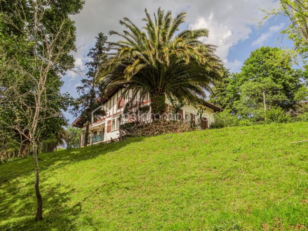 Maison sur 3 niveaux en position dominante – Vue sur les montagnes – 10 pièces – 7 chambres – 240 m²