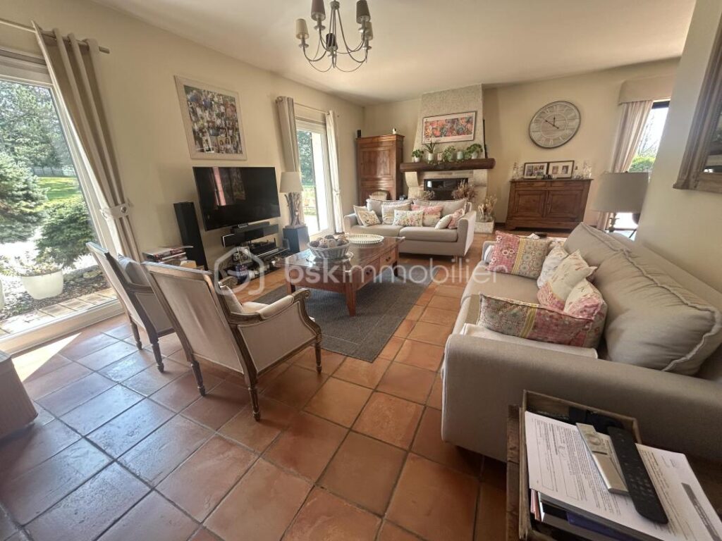 BELLE MAISON PLAIN PIED – 4/5 CHAMBRES – VERANDA – PISCINE – TERRAIN – 6 pièces – 4 chambres – 184 m²