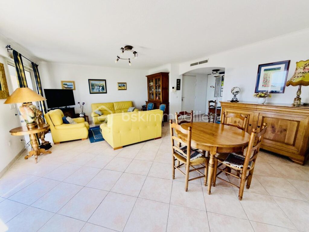 DPT VAR (83) – VUE MER PANORAMIQUE A COUPER LE SOUFLE POUR CE BEL APPARTEMENT – 4 pièces – 2 chambres – 80 m²