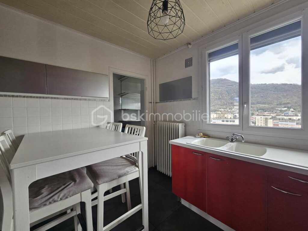 T3 lumineux en étage élevé avec balcon, vue dégagée et place de parking privative – 4 pièces – 3 chambres – 72 m²