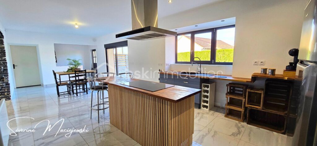 Propriété semi plain pied de 260 m² – 10 pièces – 6 chambres – 260 m²