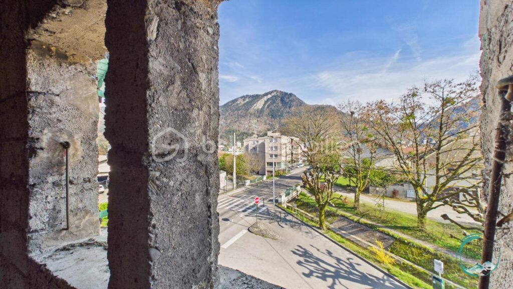 Maison individuelle à rénover – Fort potentiel – Cluses – 6 pièces – 5 chambres – 226 m²