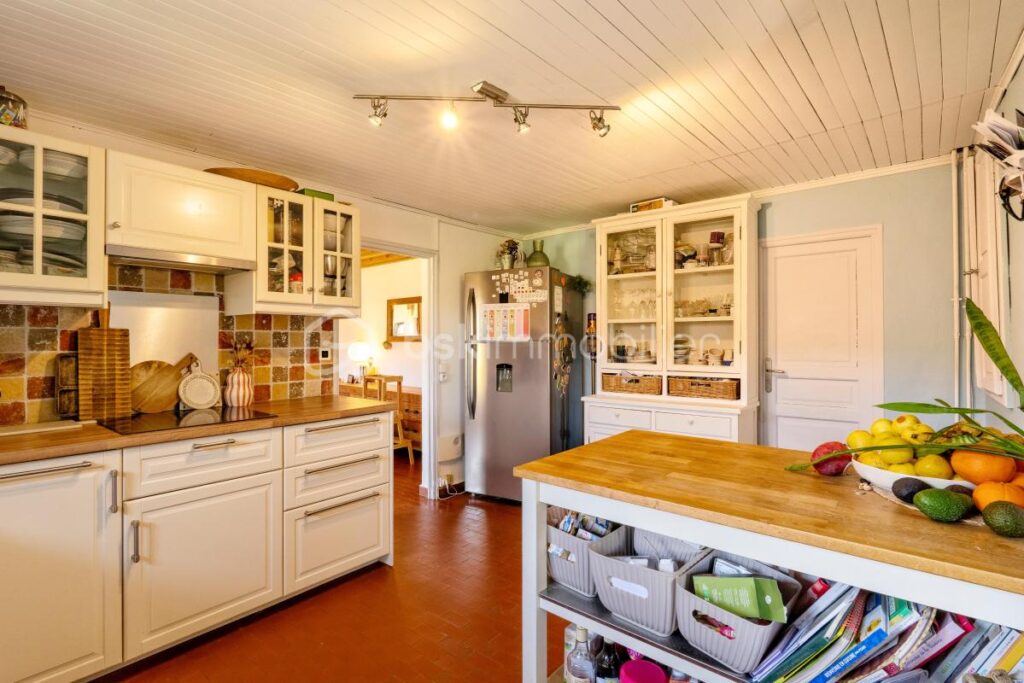 Maison de caractère de 170m2 sur un terrain de 2370m2 – 6 pièces – 4 chambres – 168 m²