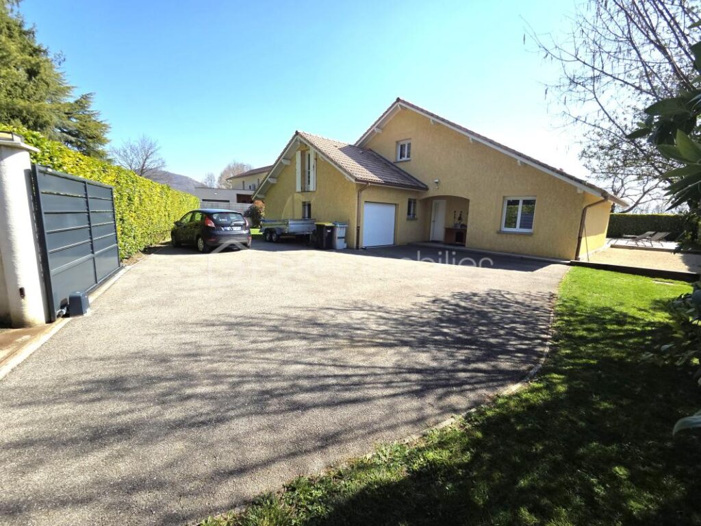 Villa contemporraine 490 000 € – 7 pièces – 5 chambres – 161 m²