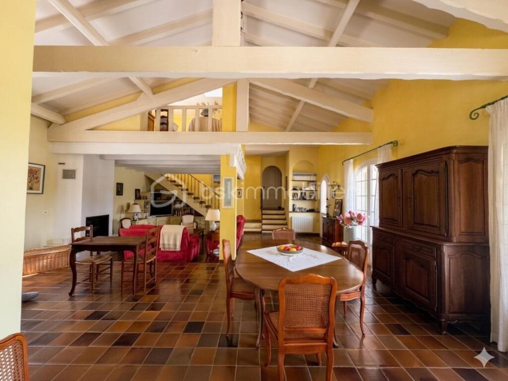 Propriété d’exception 5 chambres piscine terrain de 6800 m2 – 6 pièces – 5 chambres – 174 m²