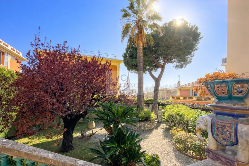 Villa – 11 pièces – 7 chambres – 750 m²