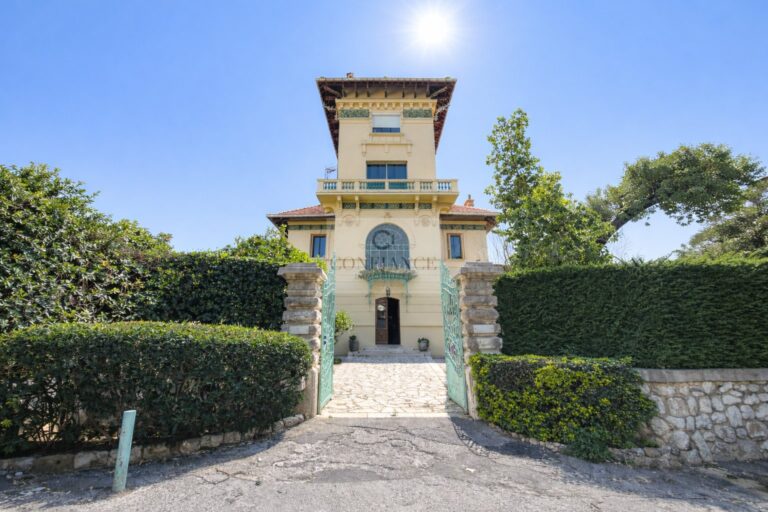 Villa – 11 pièces – 7 chambres – 750 m²