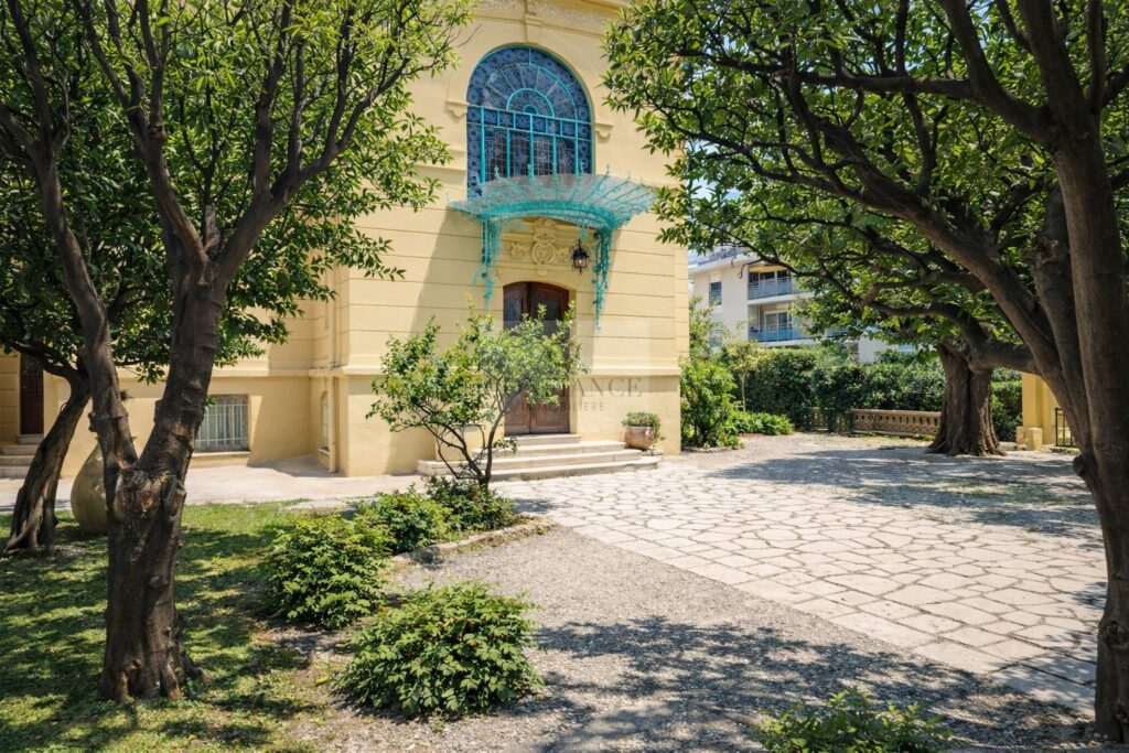 Villa – 11 pièces – 7 chambres – 750 m²