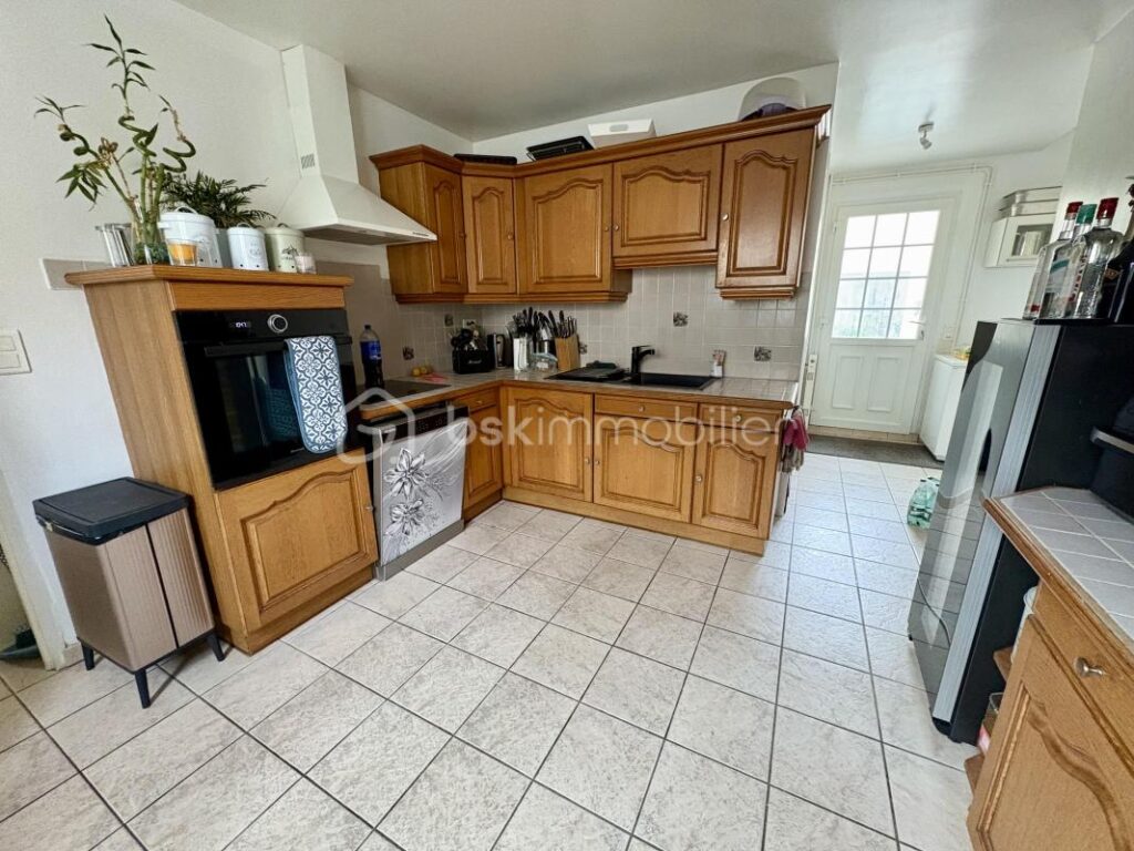 Grande maison familiale à la campagne – 6 chambres – Piscine couverte – Terrain avec dépendances – 10 pièces – 6 chambres – 205 m²